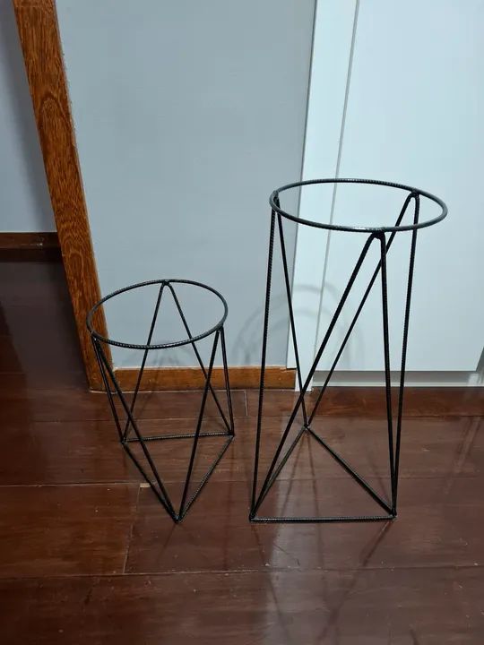 Dupla de suportes para vaso de plantas de ferro em formato geométrico - Foto 5