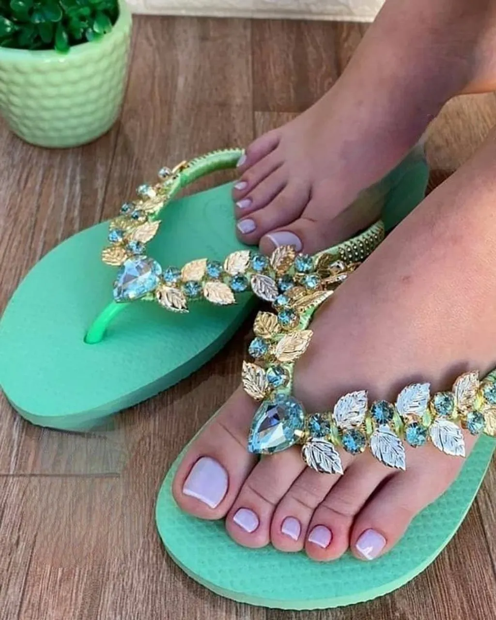 Sandálias Havaianas Decoradas com Pedrarias