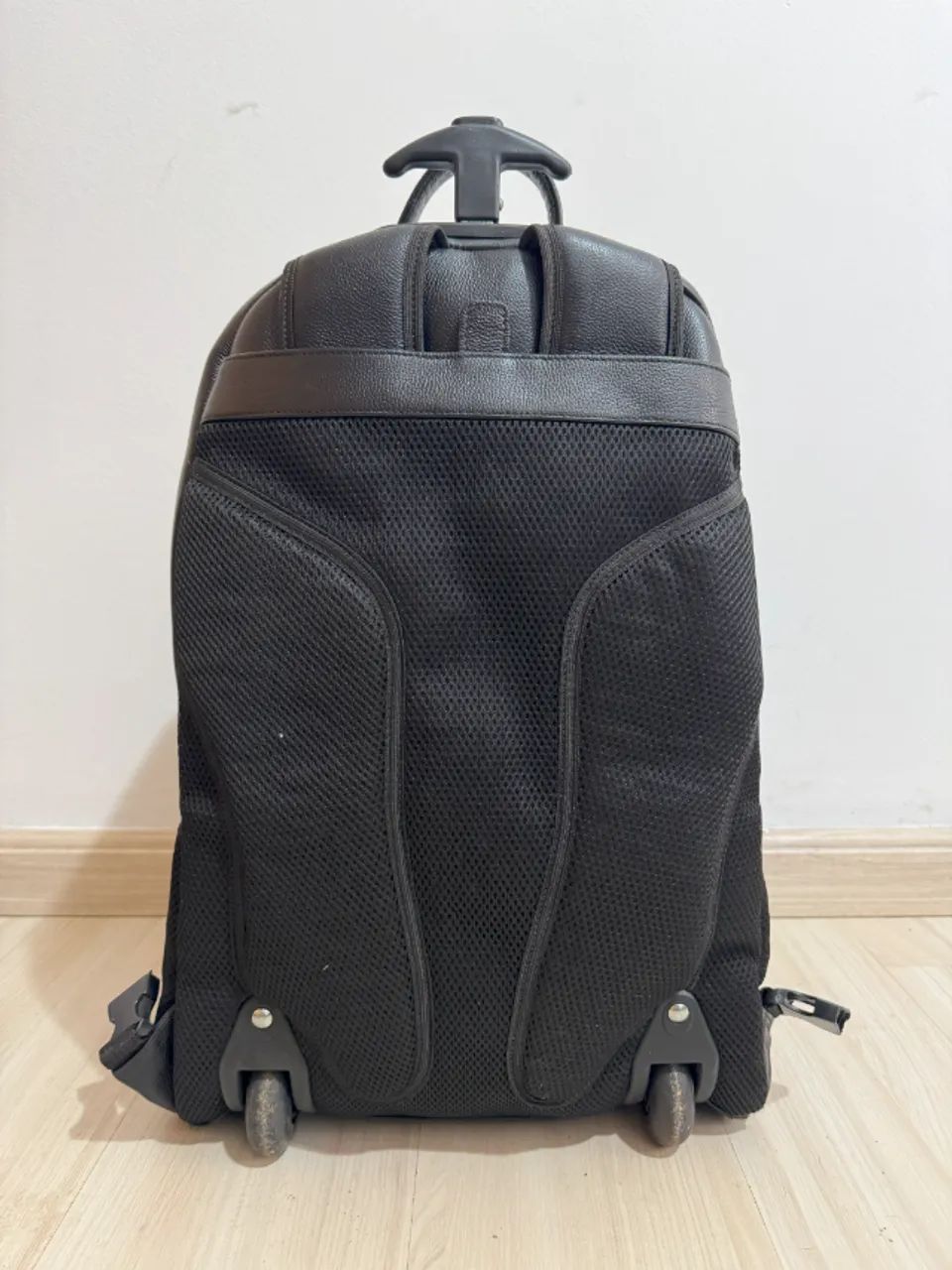 Mochila de Rodinha em Couro - Foto 3