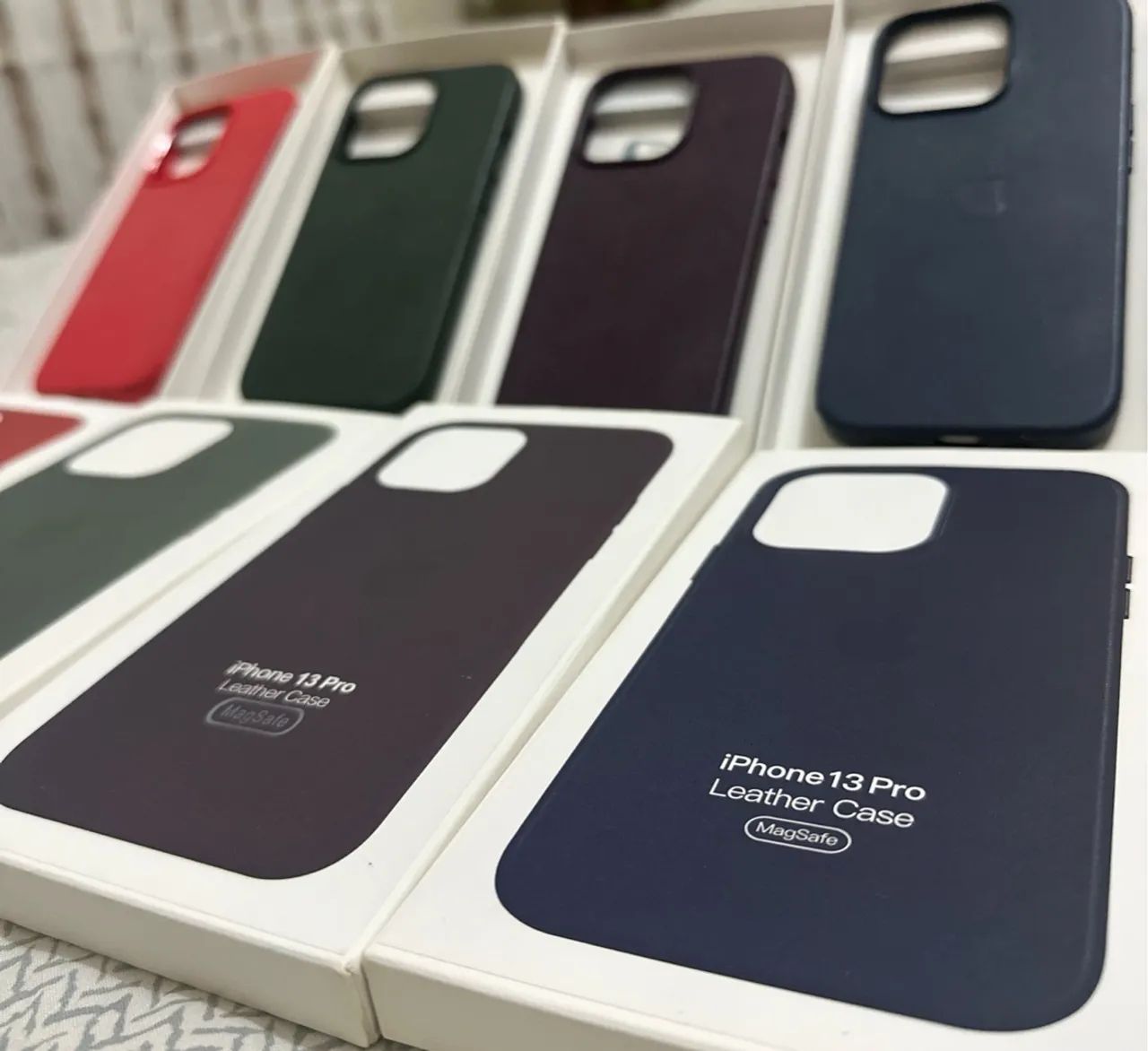 Kit com 4 Capas de Couro iPhone 13 Pro - Diversas Cores