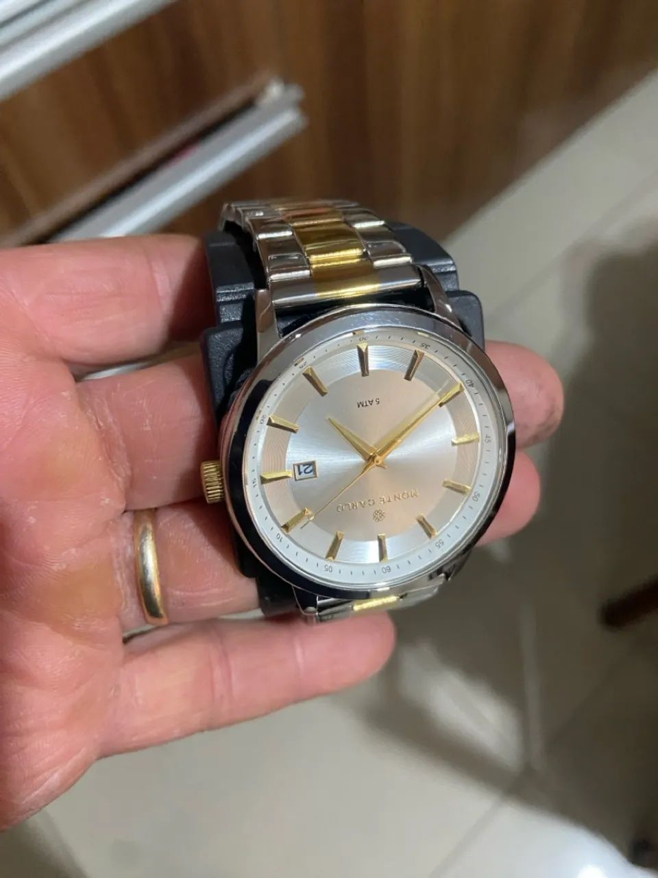 Relógio de pulso elegante dourado e prateado - Foto 4