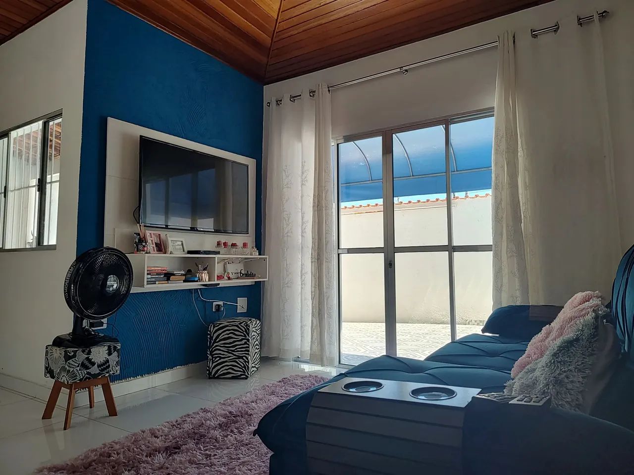 vendo uma casa com edícula separada.
