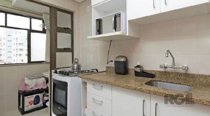 Ótimo apartamento 2 dormitórios, cozinha, área de serviço, living com sacada, banheiro soc - Foto 3