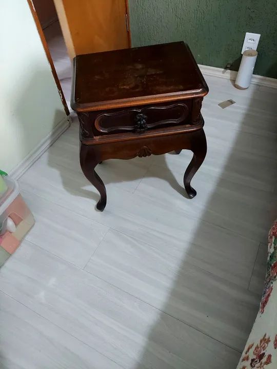 Mesinha de cabeceira antiga de madeira - Foto 3