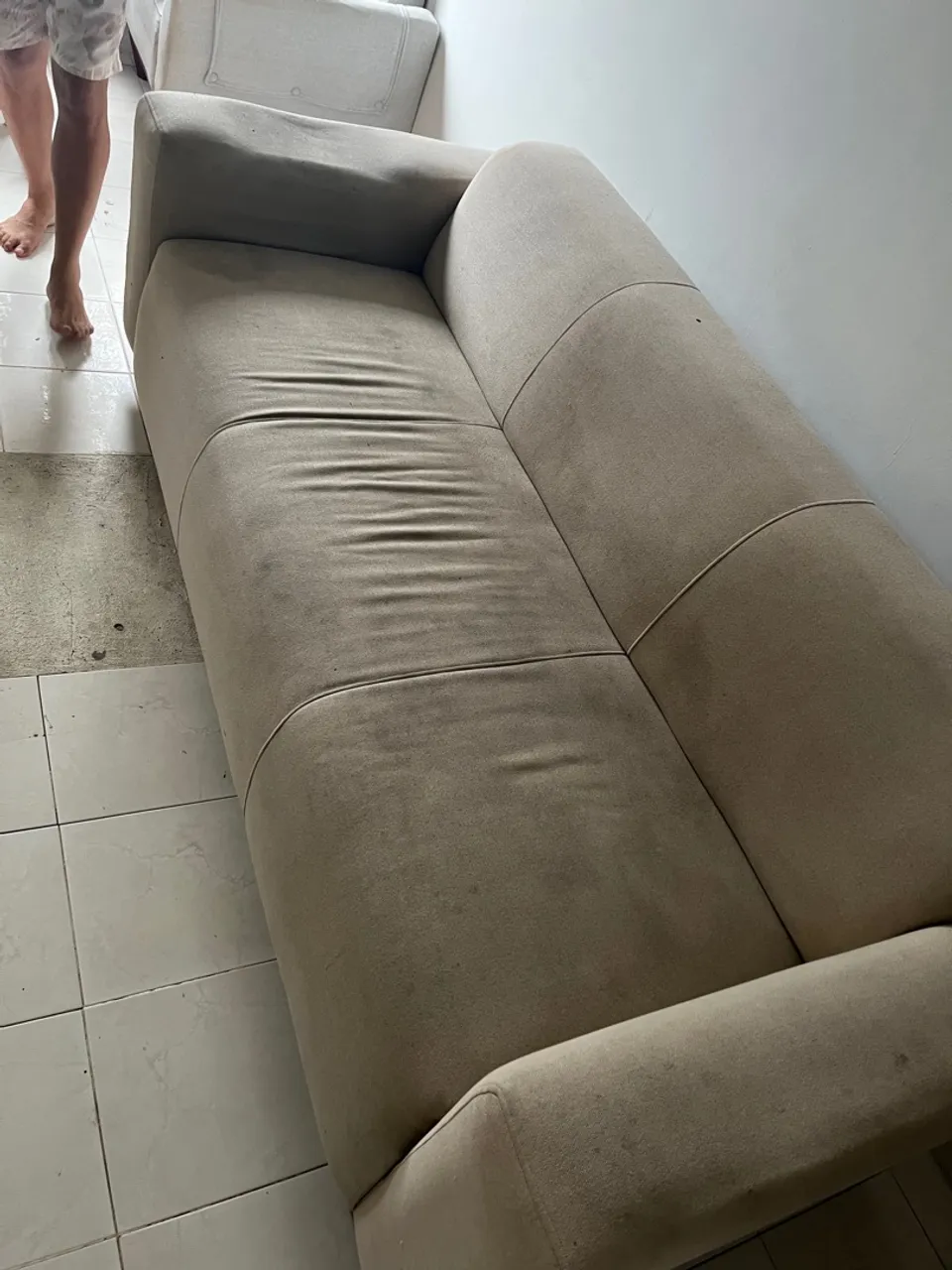 Sofá 3 lugares em tecido bege