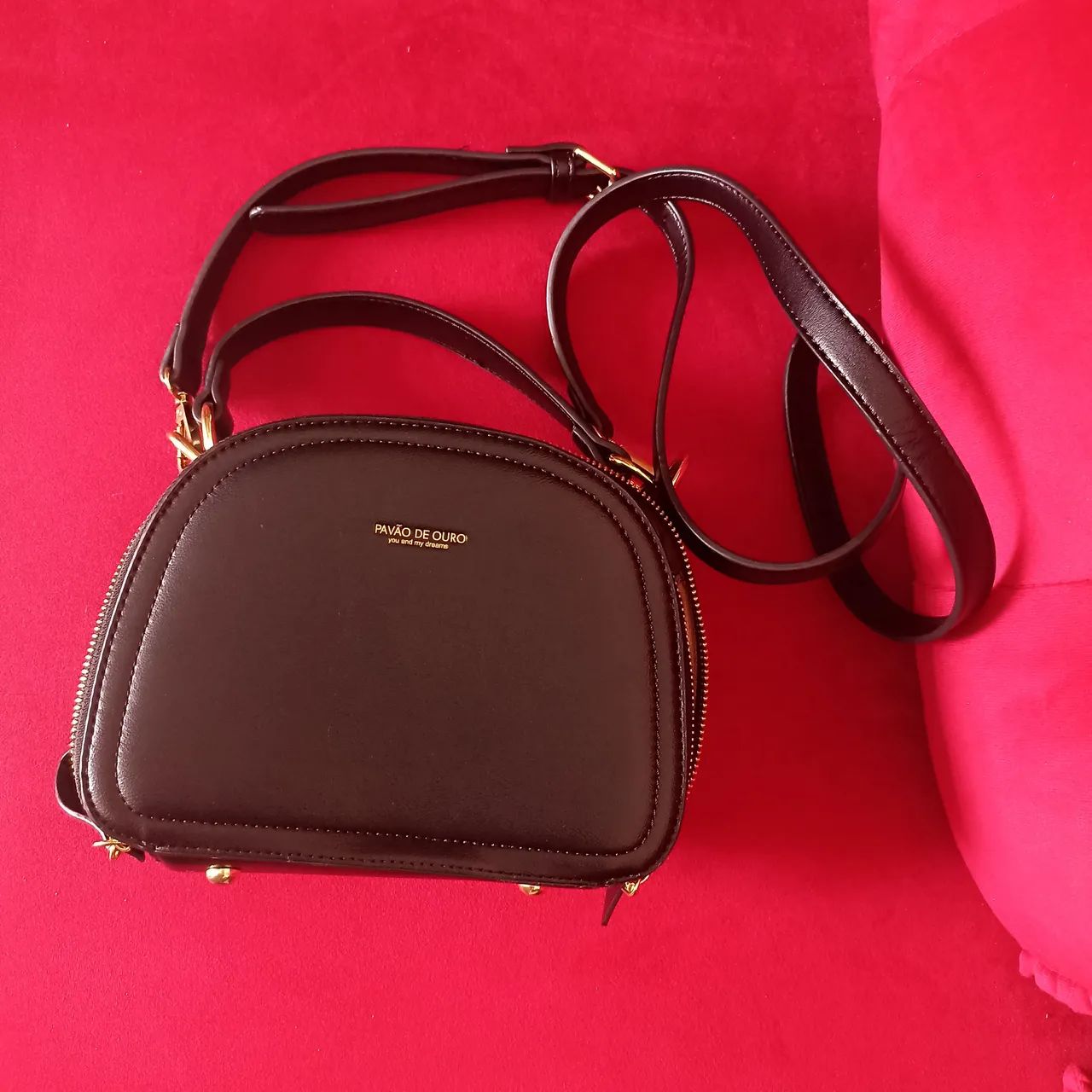 Bolsa preta tiracolo e de mão em estado de nova.