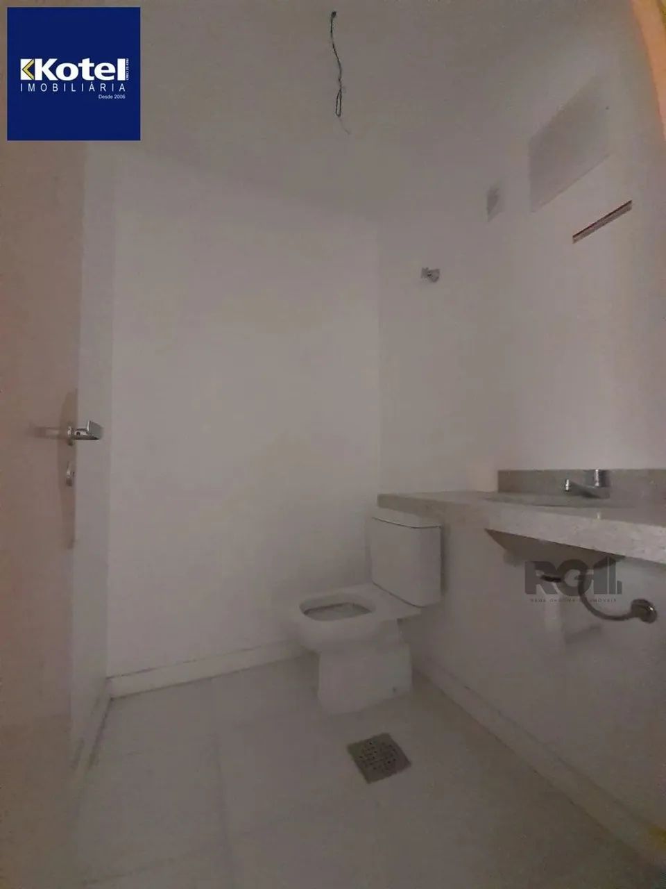 Sala Comercial para locação no Menino Deus, com 01 vaga de garagem coberta