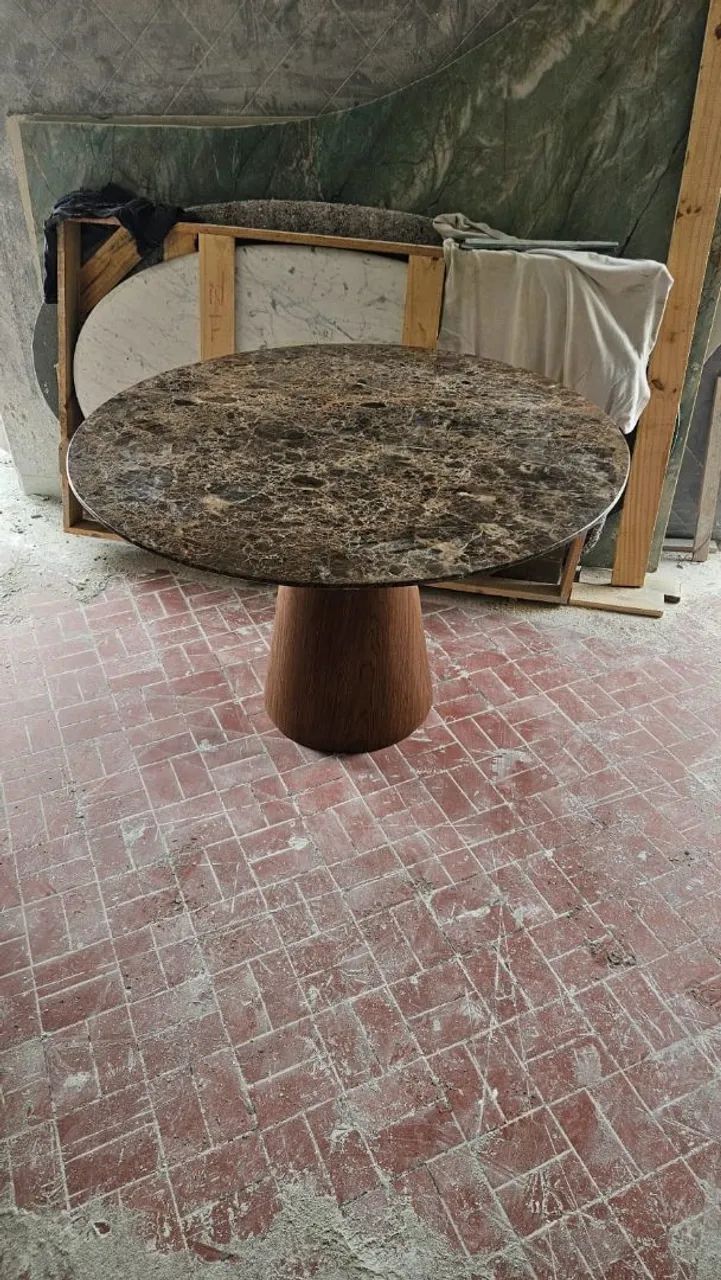 Base cone madeira pau ferro tampo em Marmore Marrom Imperial 120