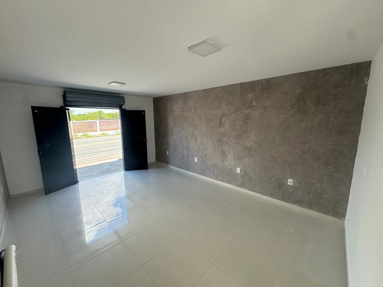 Alugo Loja / Ponto Comercial / Sala comercial em Ponta Negra