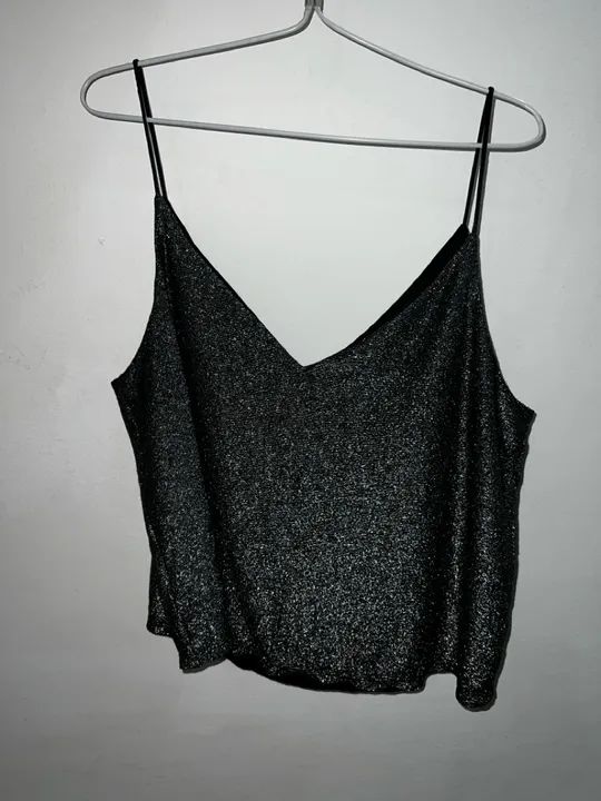 Camiseta de alça preta com brilho - Foto 3