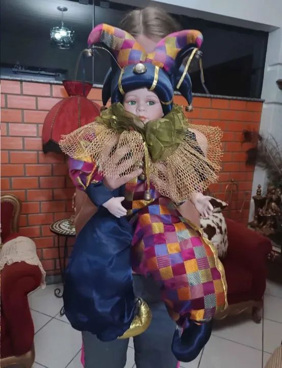 Boneca bebê palhaço Porcelana. Colecão Shong Stoppers. Olhos de vidro verdes.Tam. 60 cm