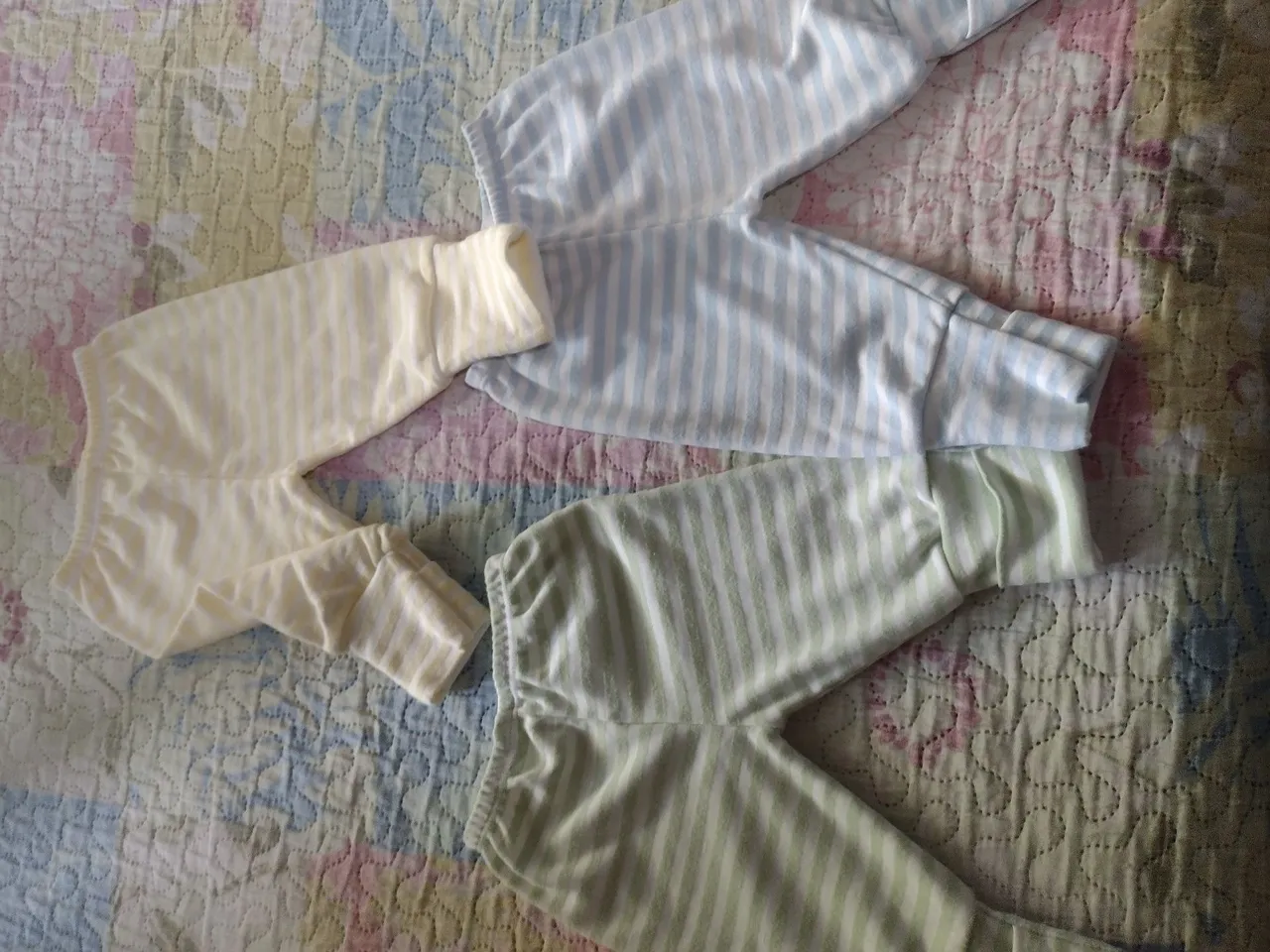 3 Calças de bebê veste P