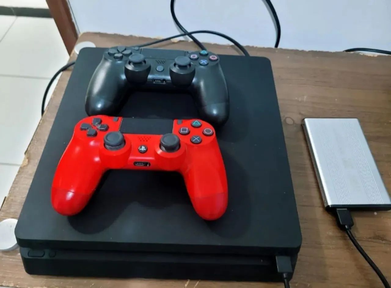 PS4 SLIM COM 2 CONTROLES SEM FIO 
