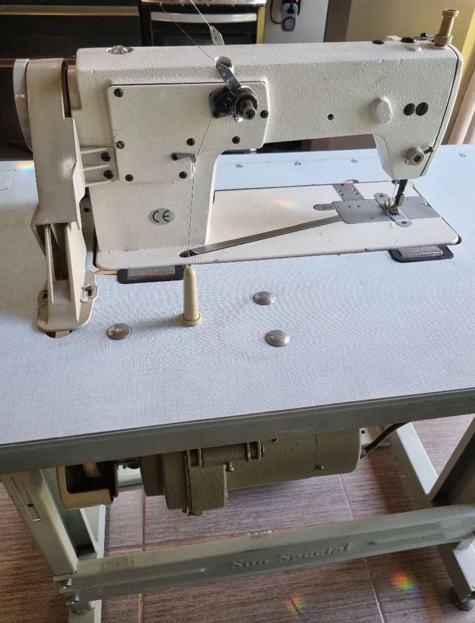 Máquina Reta industrial ponto cadeia Sun Special SS-8100G completa, ótimo estado - Foto 3