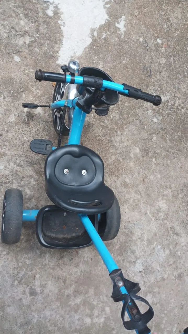 Triciclo azul para criança