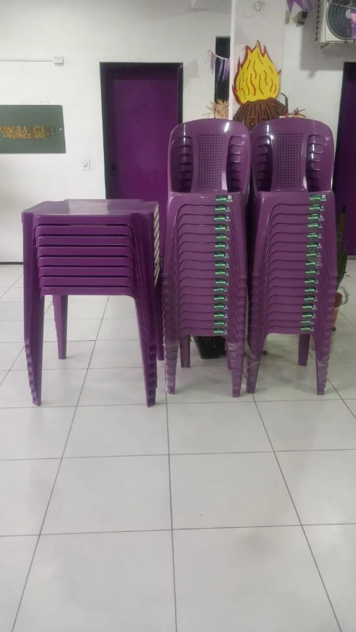 Cadeiras e mesa plásticas roxas para eventos e comércio