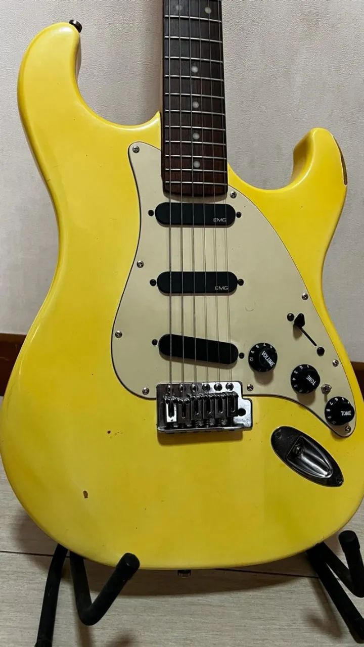 Guitarra Strato EMG SA