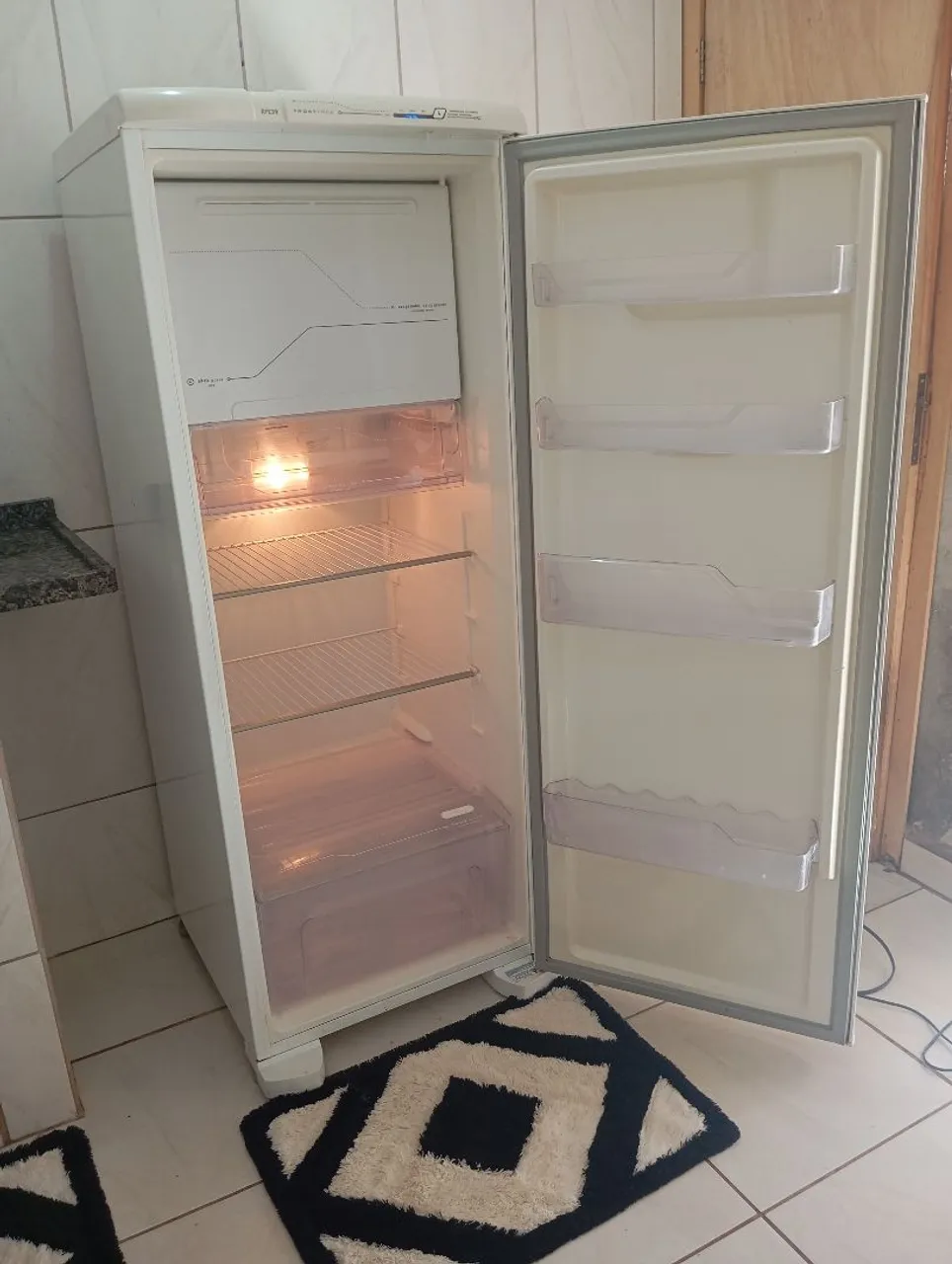 Geladeira Frost Free Electrolux - Ótimo estado