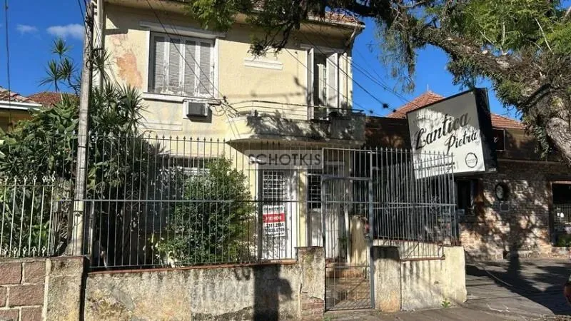 IMOBILIÁRIA SCHOTKIS VENDE CASA DE 02 PISOS DESOCUPADA, COM 06 DORMITÓRIOS, SACADA, TERREN