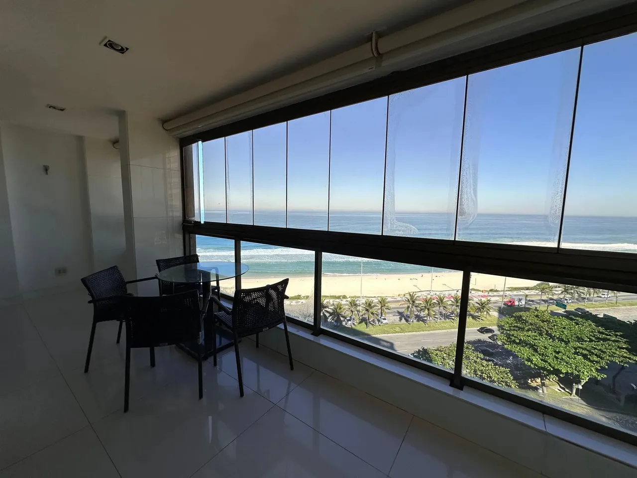 Apartamento para venda e locação no condomínio Alfa Barra, Barra da Tijuca.