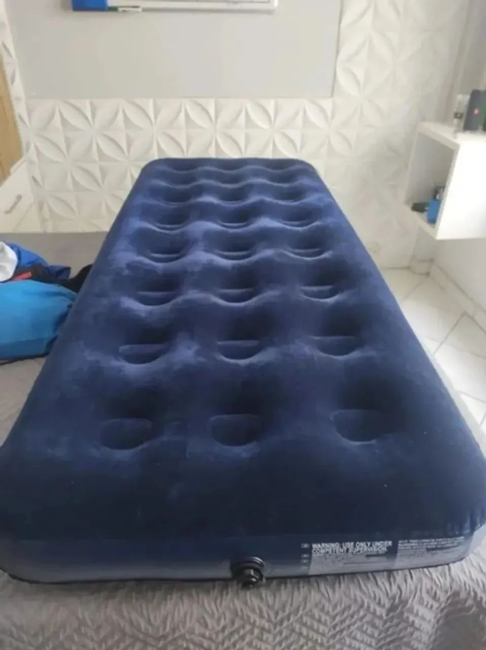 02 - Colchão Inflável até 150kg Solteiro Camping Praia + Bomba de Ar Manual Bestway - Foto 2