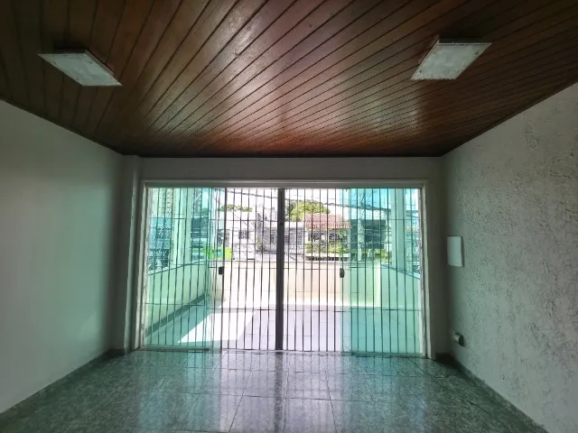 Alugo casa, estilo apartamento (altos) na Pedreira.