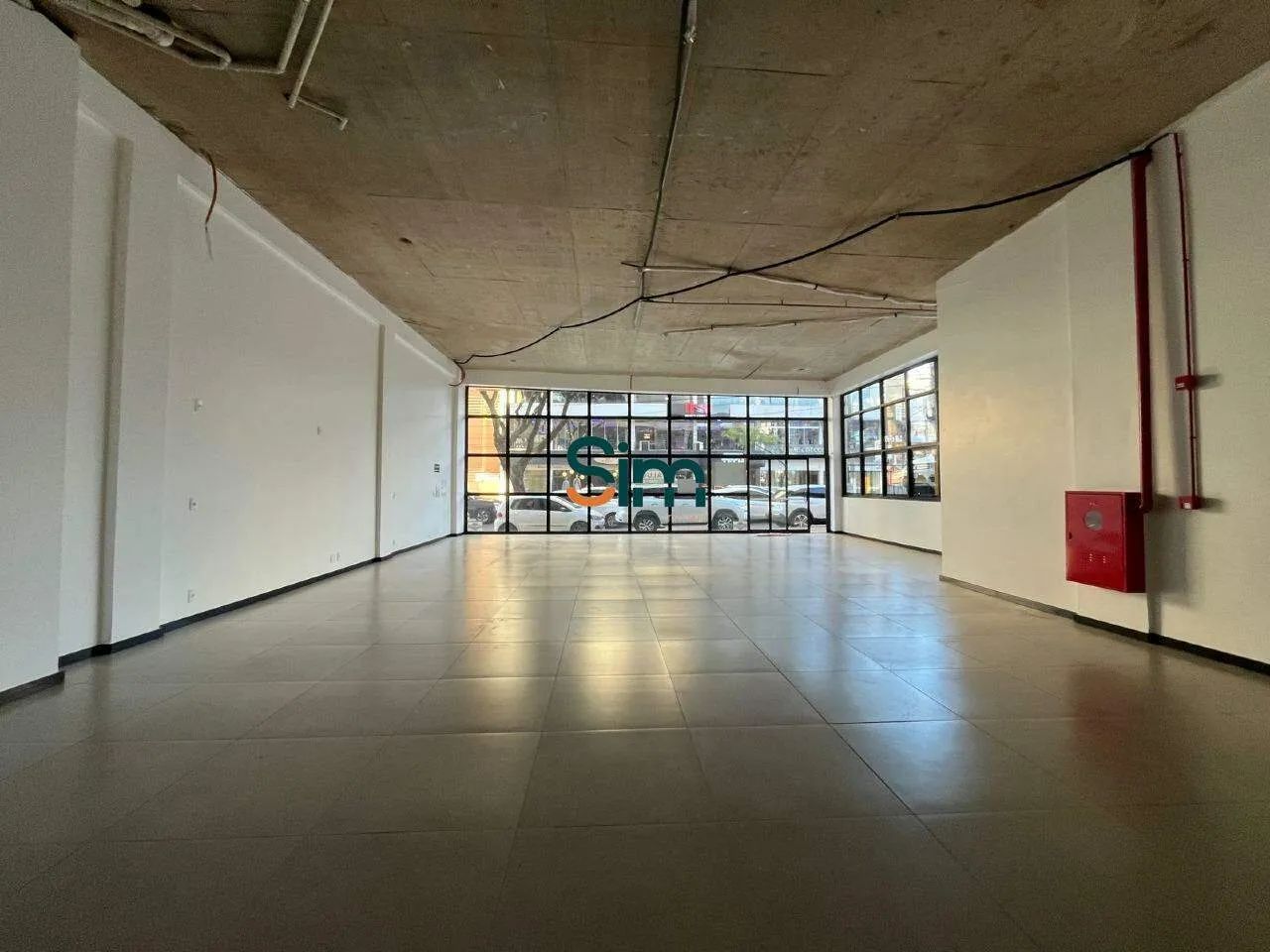 Sala comercial de frente no Centro de Chapecó (200m²)  2 banheiros - Foto 5