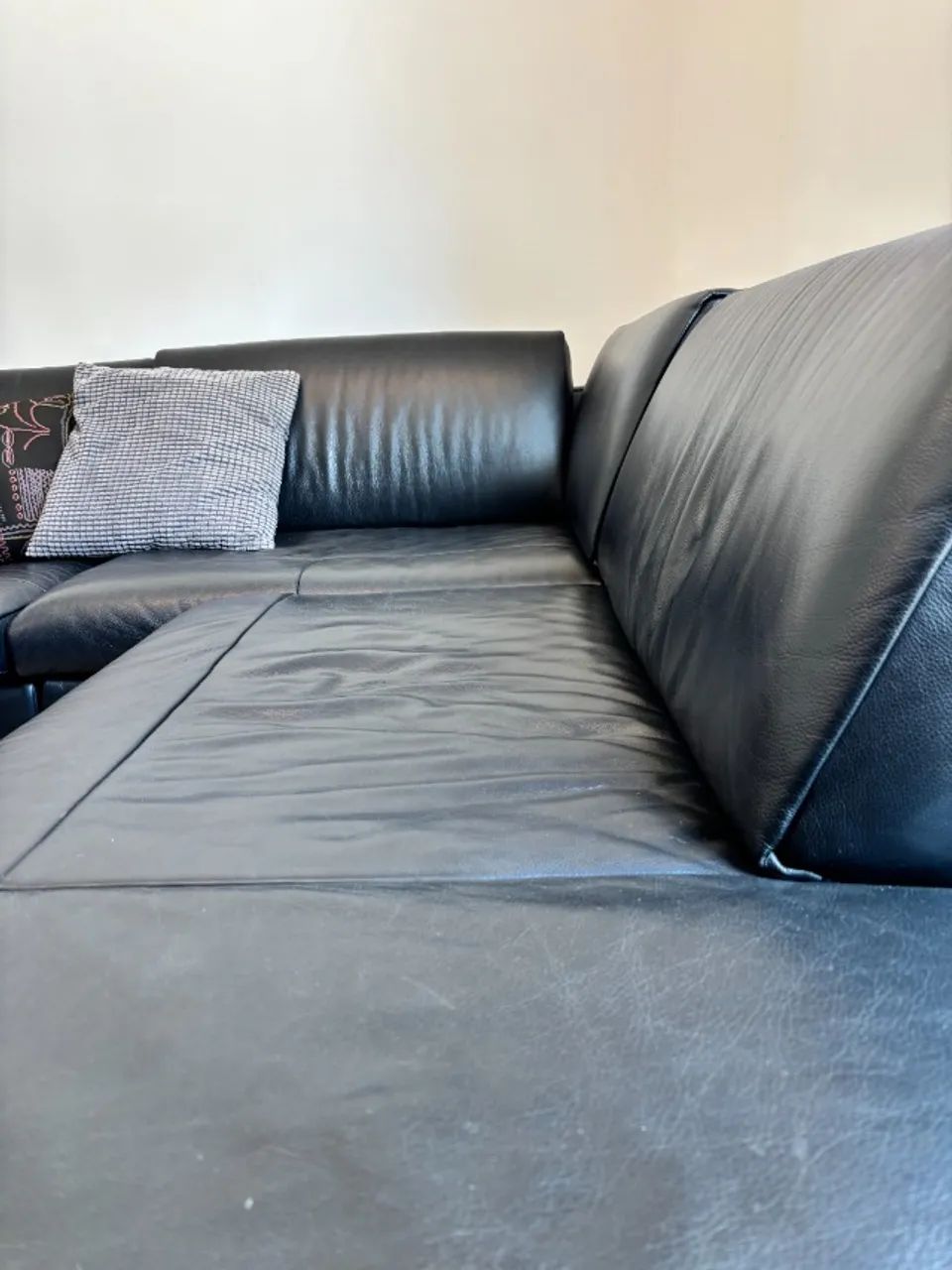 Sofá em L de Couro Legítimo Natuzzi Editions Preto + Puff/Puff Central - Foto 5
