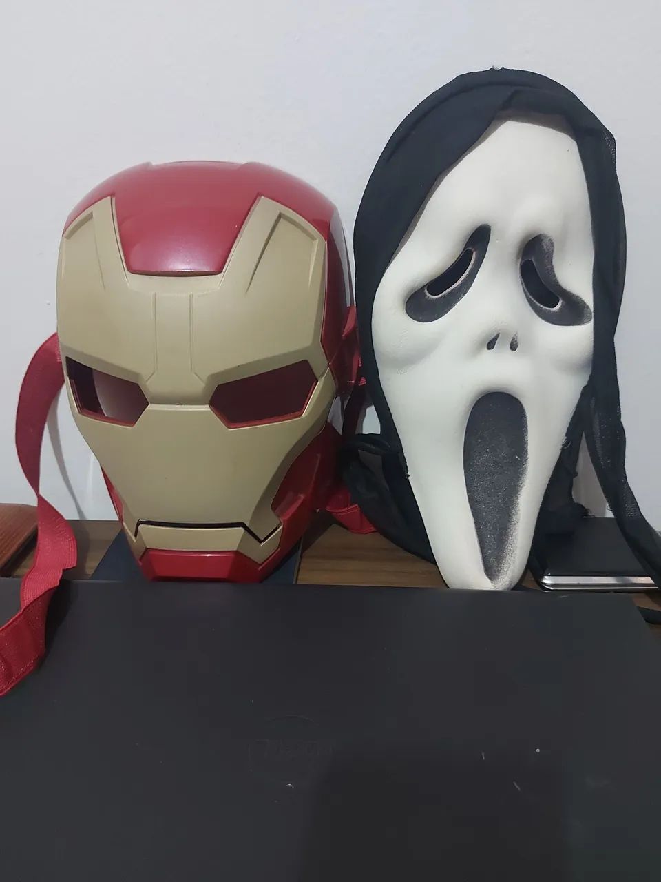 Máscaras homem de ferro e Pânico 