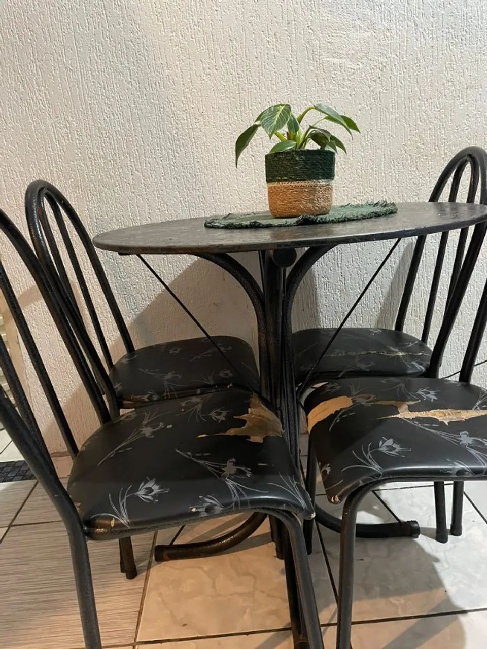 Mesa de Mármore Redonda com 4 Cadeiras (usada) - Foto 3