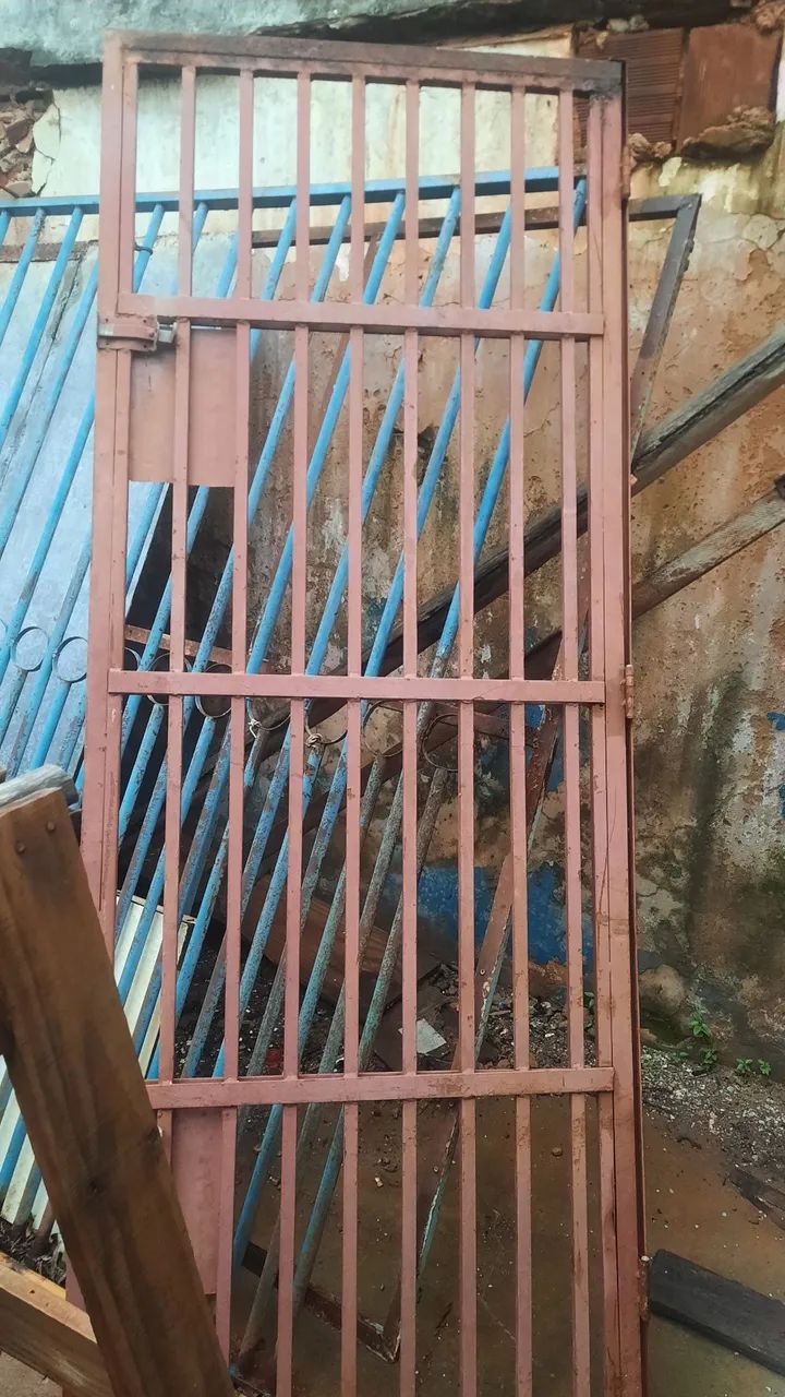 Excelente portão individual  ferro, com dois ferrolhos, pesado, ferro bom.