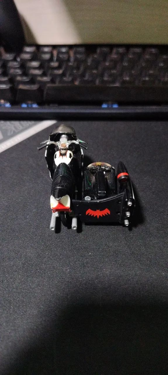 Carrinho Hotwheels Batcycle com o Sidecar do Robin 1966 - Foto 2