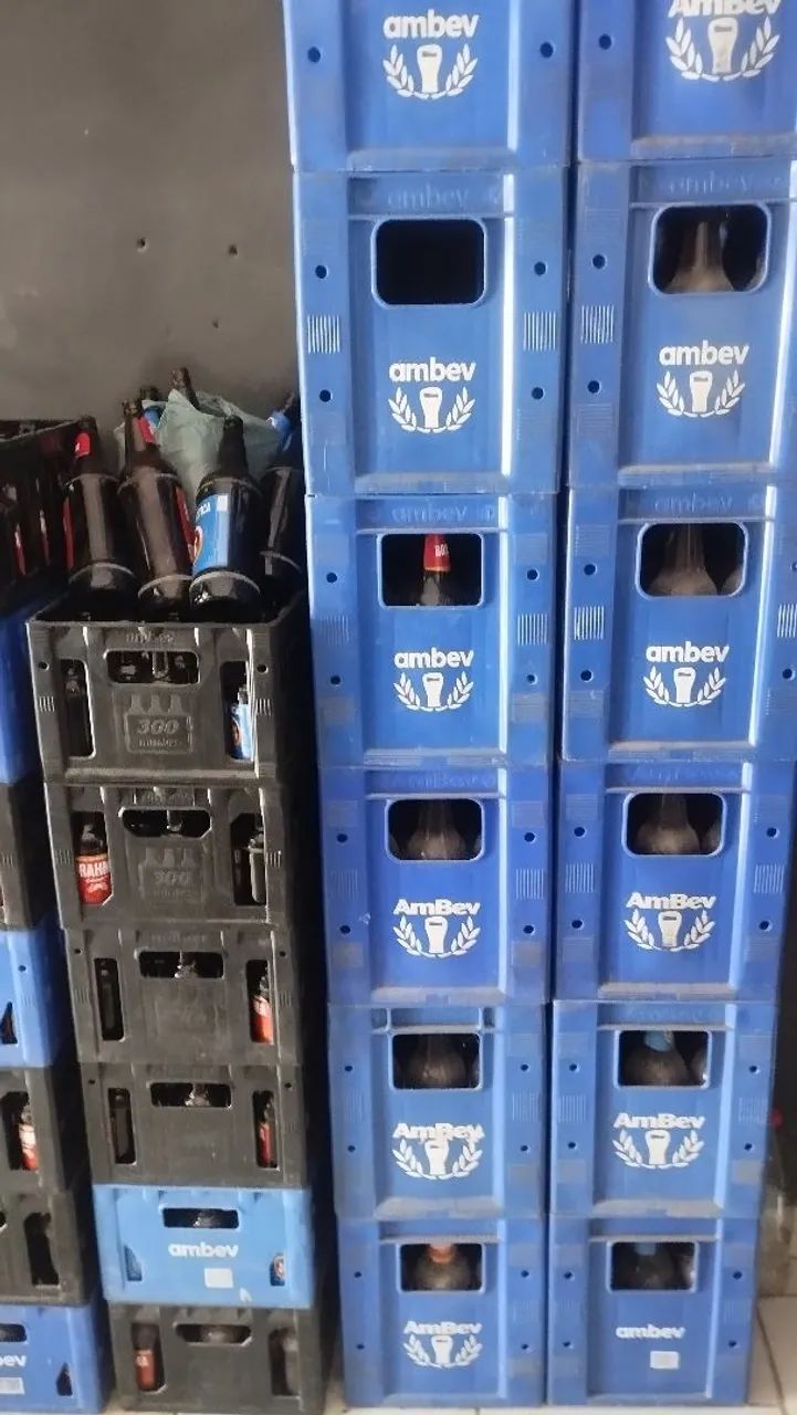 Caixas de litrão AmBev com 12 cascos 