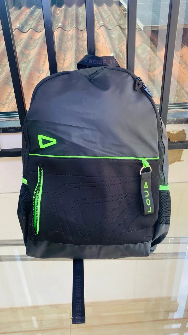 Mochila verde e preta 