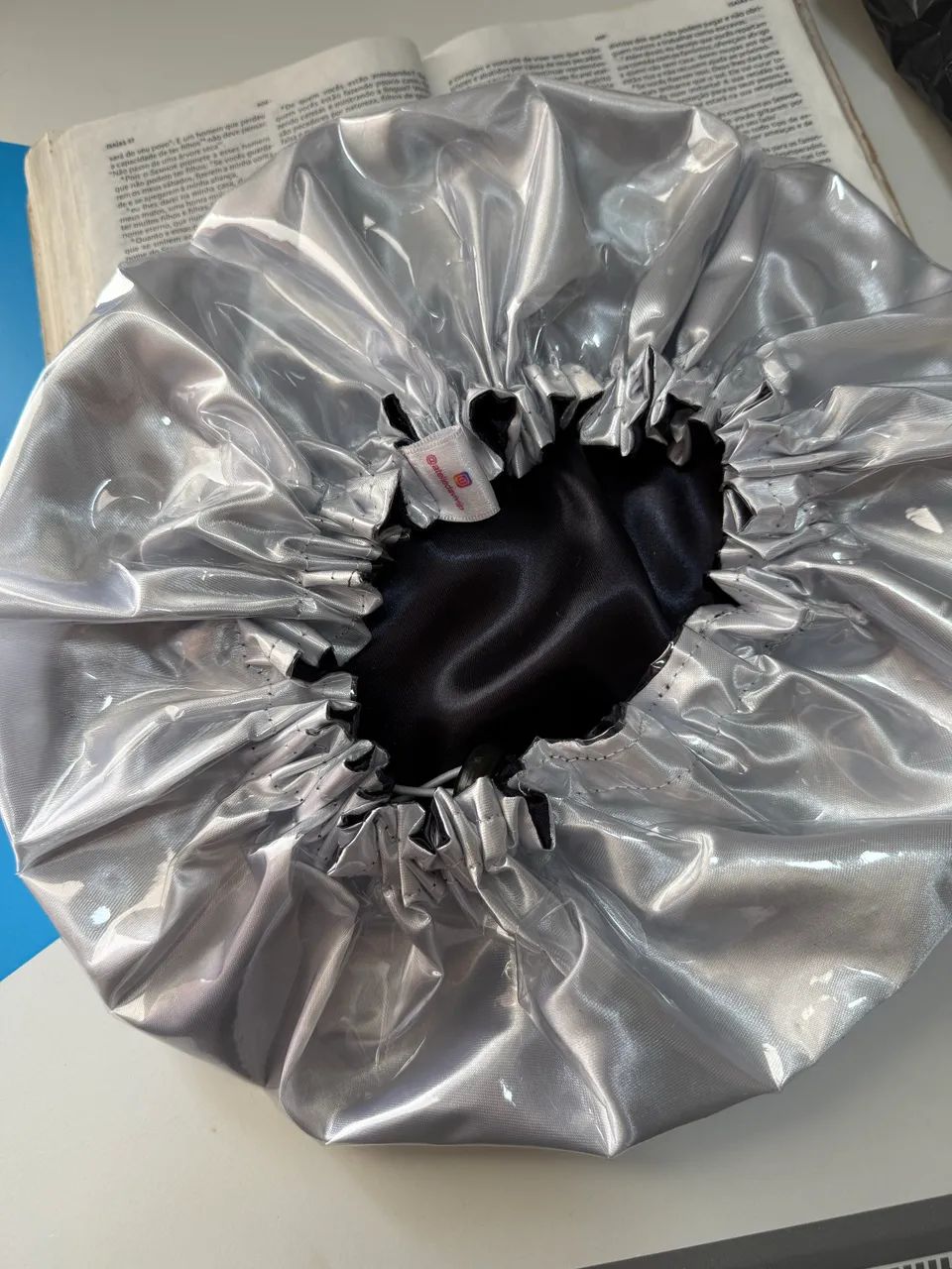 Touca  de cetim e plástico cristal impermeável pvc