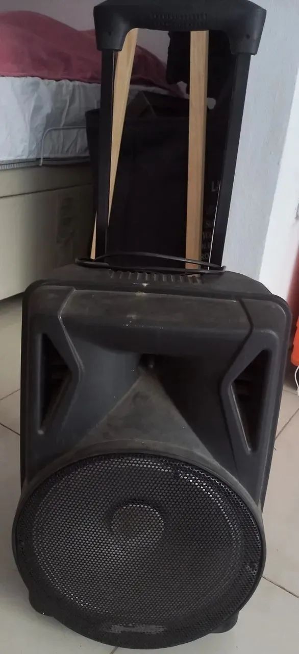 Caixa de Som preta com rodinhas  - Foto 3