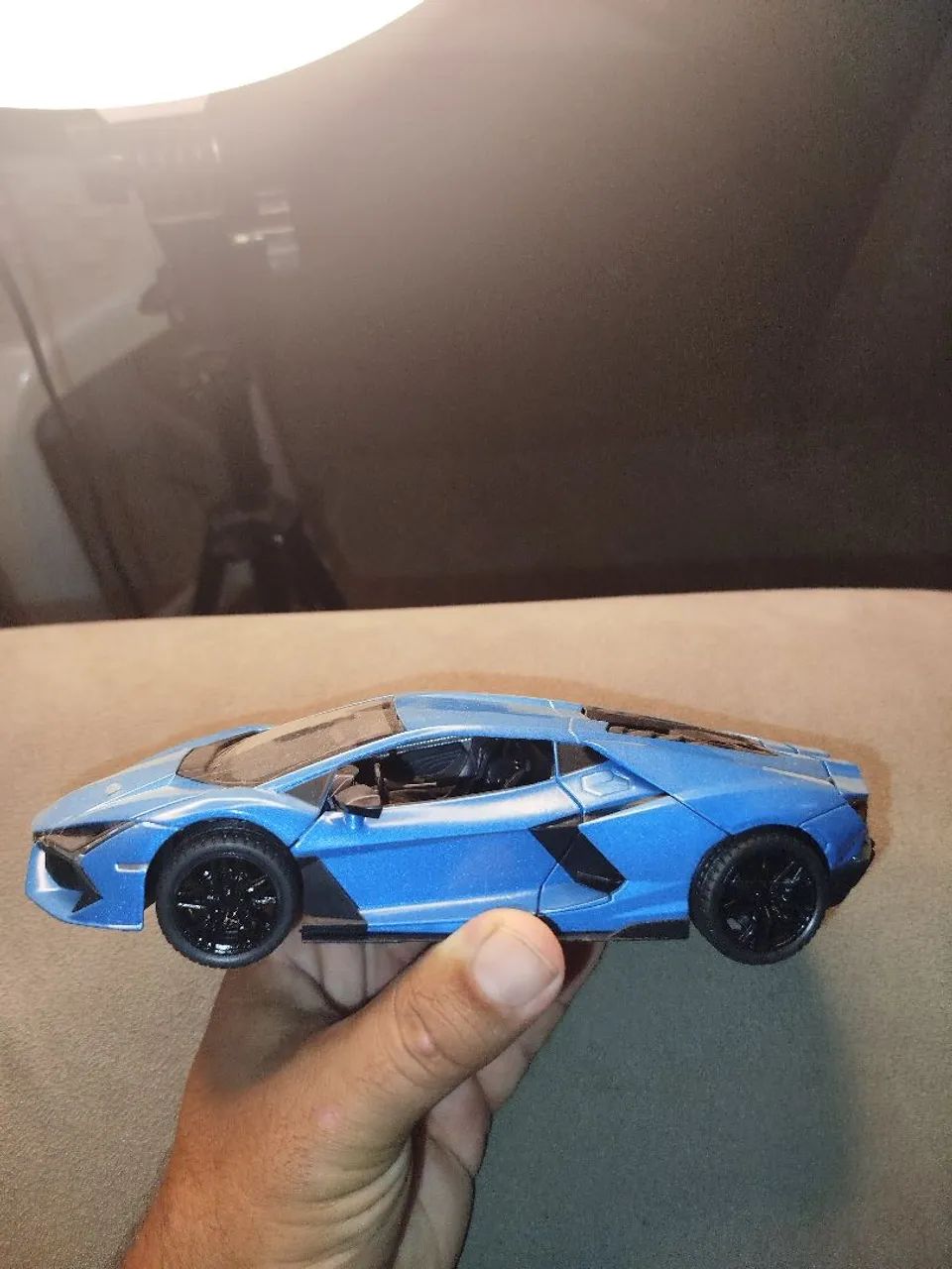 Miniatura Lamborghini azul classe 1:24 - Foto 5