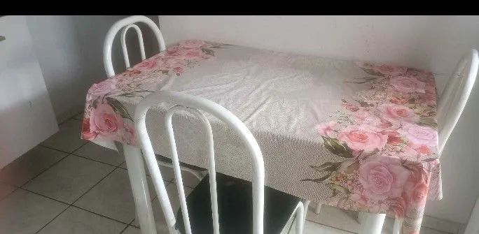 Mesa 3 cadeiras usada