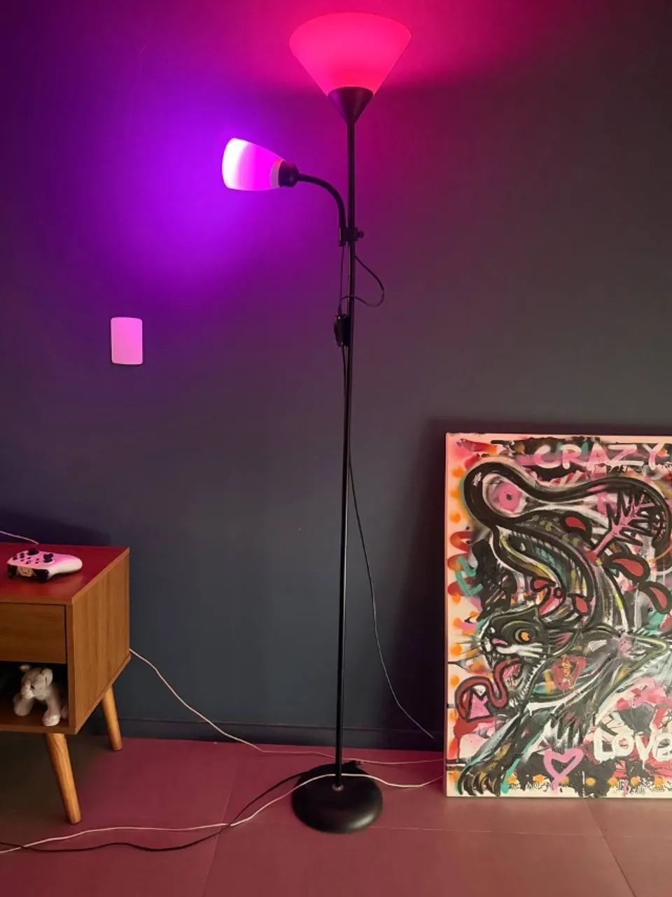 Luminária de piso + 2 lâmpadas inteligentes Wi-Fi RGB