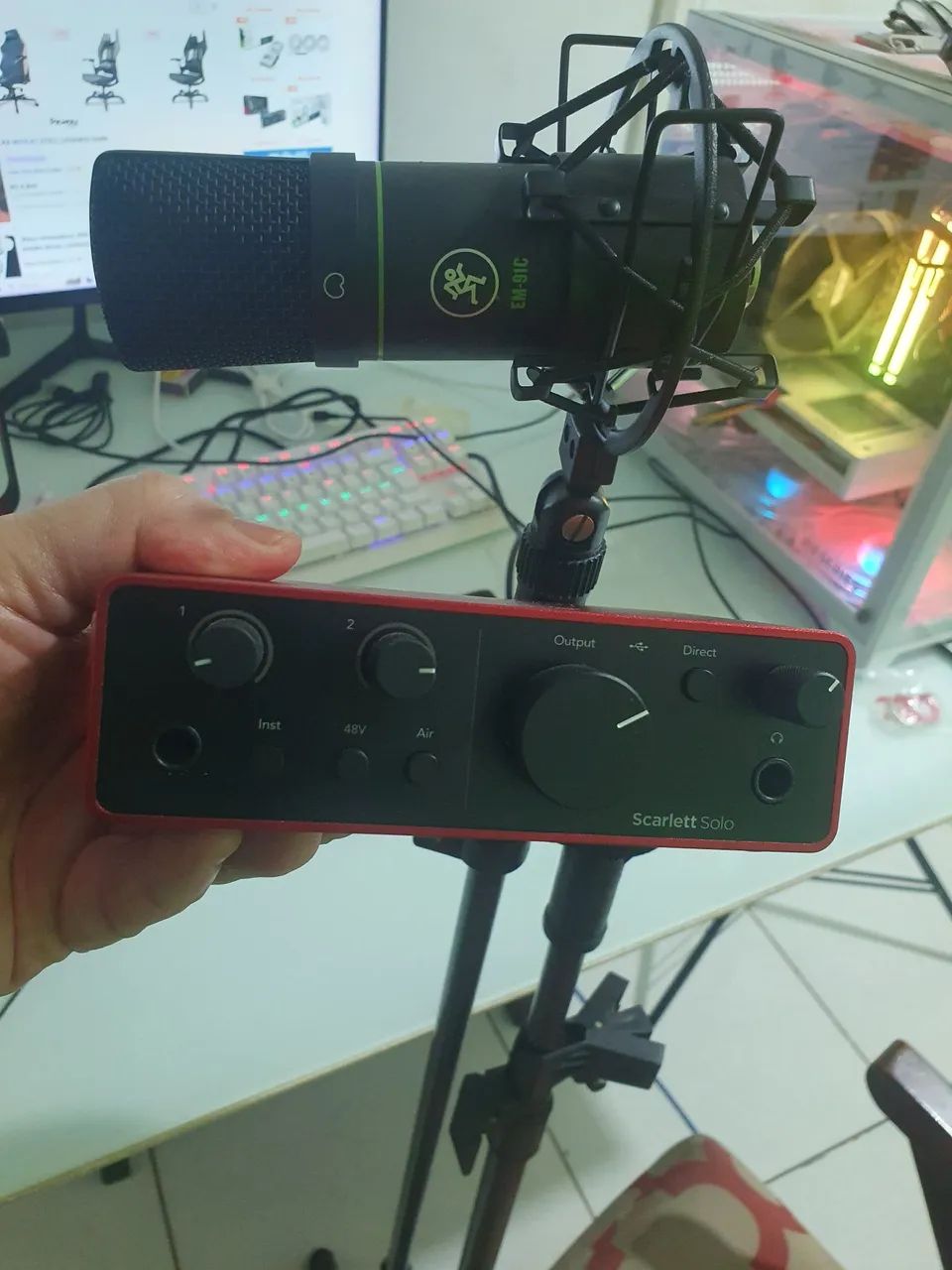 Kit focusrite 4 geração,  microfone EM-91c + tripé  1700,00