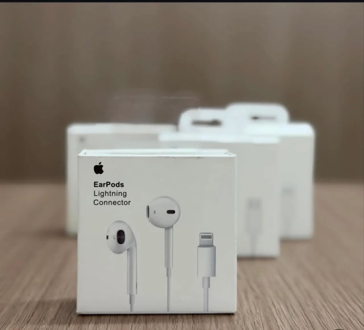 Fone de Ouvido com fio possui  Microfone e controle de volume Tipo Lightning ou USB-C 