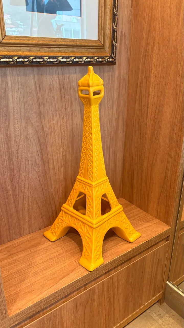 Torre Eiffel amarela 