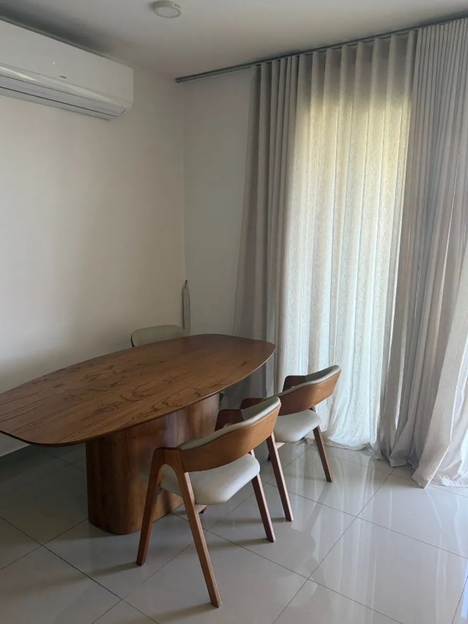 Mesa de Jantar de madeira com 6 cadeiras e pouco uso
