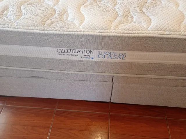 Cama de Casal King - Toque de Classe  Semi Nova