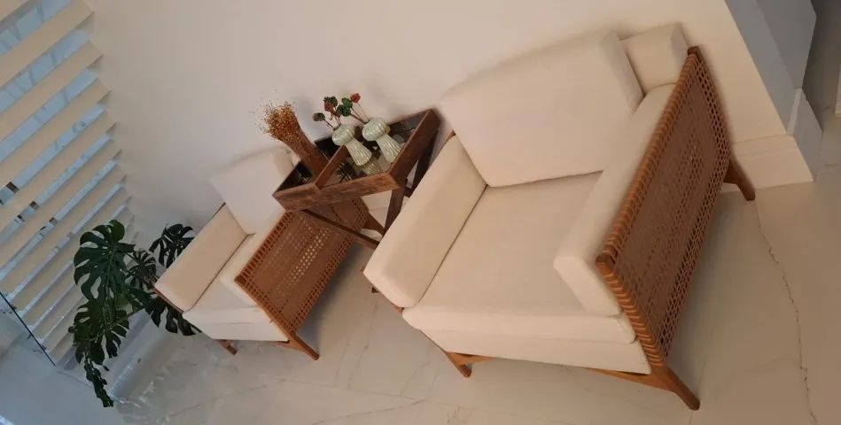 Par de poltronas com braço Cutiê em cedro e linho bege (perfeito estado) - Foto 3