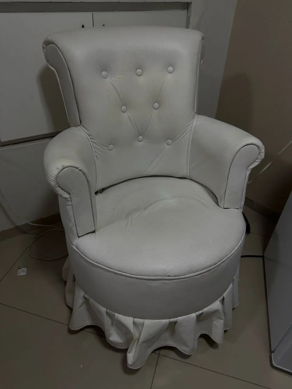 2 POLTRONAS DE AMAMENTAÇÃO BRANCAS