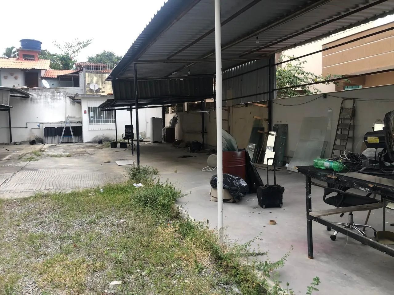 Ampla área, com escritório e banheiro.  - Foto 3