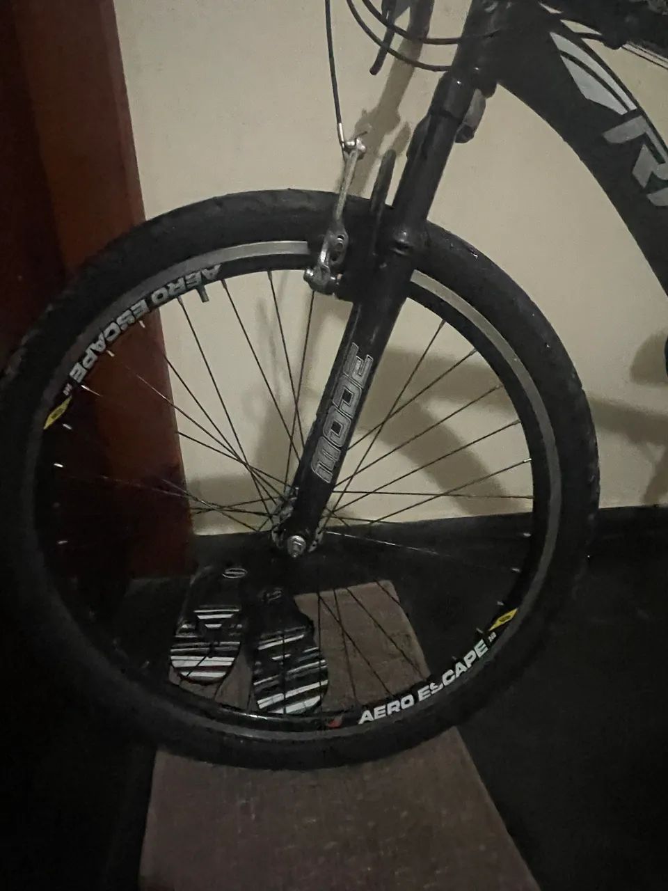 Vendo bicicleta aro 26  aceito proposta - Foto 3