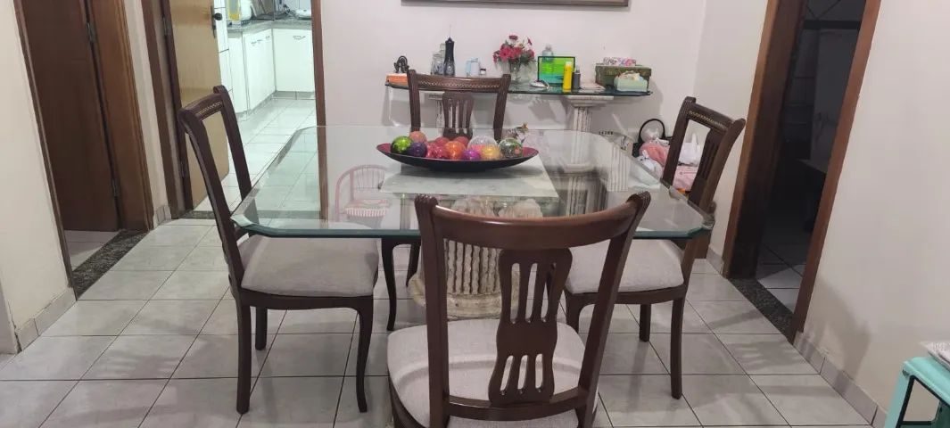 Mesa de jantar + aparador e Sofá de Couro