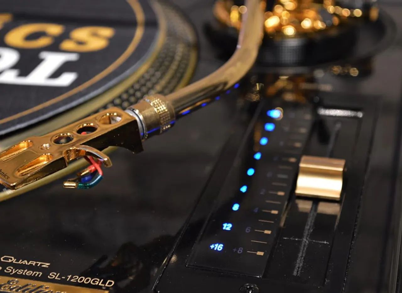 Technics SL-1200 GLD Edição Limitada OURO (PAR) + Mixer SH-DJ1200